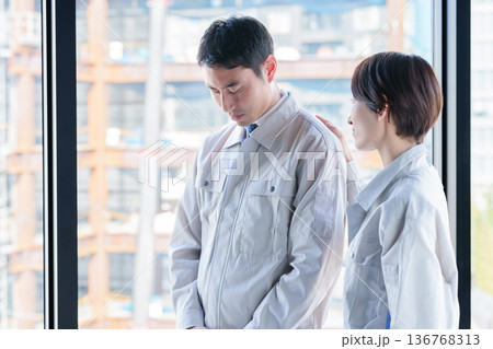 失敗　反省　慰める　エンジニア　技術者 136768313