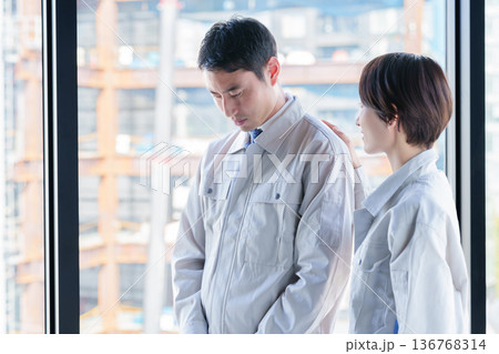 失敗 反省 慰める エンジニア 技術者 失敗 反省 慰める エンジニア 技術者 136768314