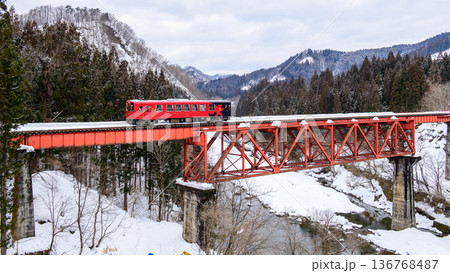 厳冬期　大又川橋梁を渡る秋田内陸線　又鬼号　秋田県　 136768487