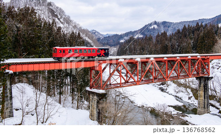 大雪で不通だった区間が開通され鉄橋を渡る内陸線　2026年2月17日　秋田県 136768562