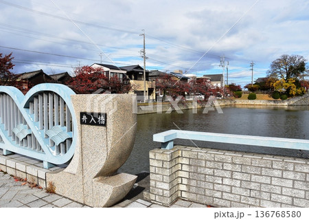 三重県　桑名市の舟入橋と周辺町並み 136768580