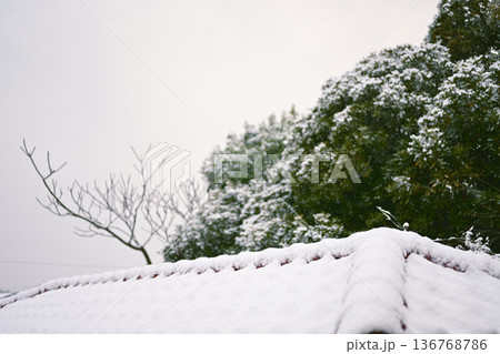 雪が積もる日本の民家の屋根 136768786