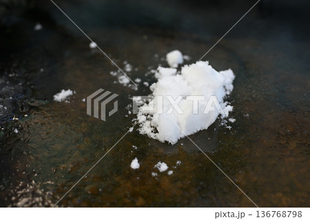 氷の上に乗っている雪 氷の上に乗っている雪 136768798