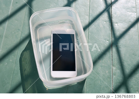 防水耐性のあるスマホのイメージ 防水耐性のあるスマホのイメージ 136768803