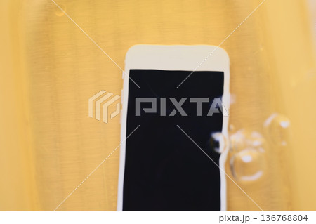 水没するスマートフォン 136768804