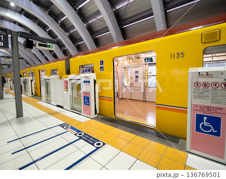 銀座線渋谷駅　車椅子用の優先乗り場　東京都 136769501