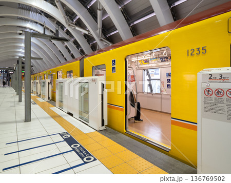 銀座線渋谷駅に停車中の車両とホームドア　東京都 136769502