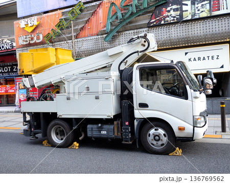 街中に停車する白い高所作業車 街中に停車する白い高所作業車 136769562
