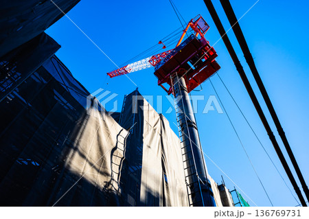市街地のマンション建設とタワークレーンと電線 e-2 高彩度コントラスト 市街地のマンション建設とタワークレーンと電線 e-2 高彩度コントラスト 136769731