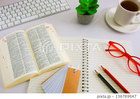 教育イメージ　受験生　試験勉強 136769847