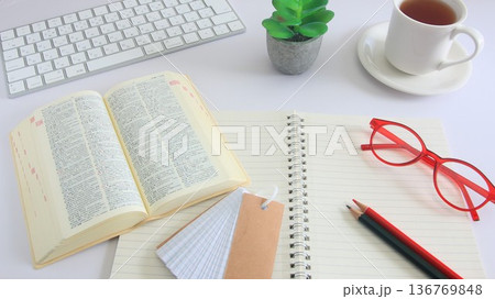 教育イメージ　受験生　試験勉強 136769848