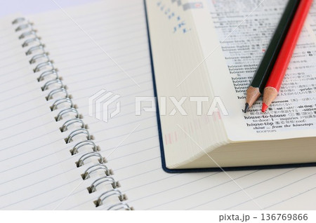 教育イメージ　受験生　試験勉強 136769866