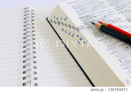 教育イメージ　受験生　試験勉強 136769871