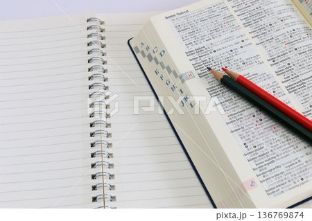 教育イメージ　受験生　試験勉強 136769874