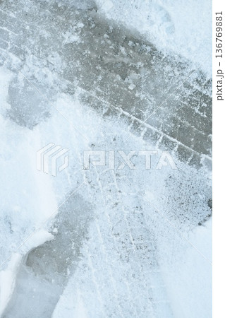 雪上のタイヤ跡 136769881