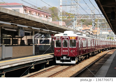 阪急電車中山観音駅を出発し大阪梅田方面へ向かう急行電車 阪急電車中山観音駅を出発し大阪梅田方面へ向かう急行電車 136770071