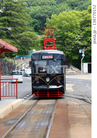 岡山市の東山おかでんチャギントミュージアム駅に停車する路面電車 136770152