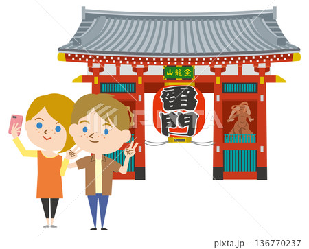 観光地で自撮りをしている外国人 観光地で自撮りをしている外国人 136770237