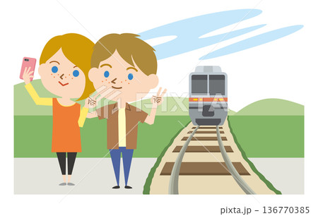 走っている電車の前で自撮りをしている外国人 136770385