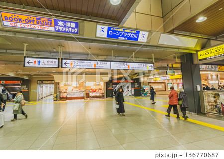 立川駅構内を歩く利用客 立川駅構内を歩く利用客 136770687