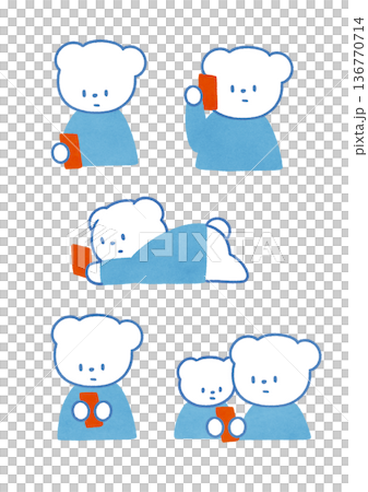 スマートフォンを操作するシロクマのキャラクターセット 手描き風 スマートフォンを操作するシロクマのキャラクターセット 手描き風 136770714