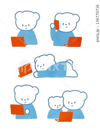 ノートパソコンで作業するシロクマのイラストセット テレワーク ノートパソコンで作業するシロクマのイラストセット テレワーク 136770716