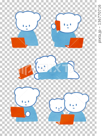 ノートパソコンで作業するシロクマのイラストセット テレワーク ノートパソコンで作業するシロクマのイラストセット テレワーク 136770716