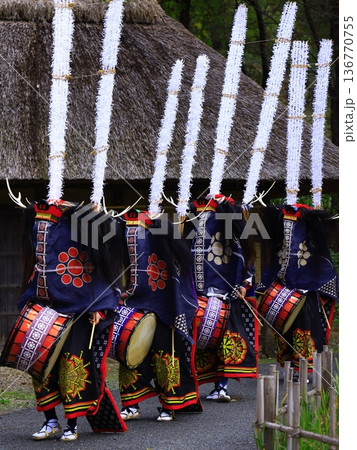 神楽の国のお祭りで、神楽をとる 神楽の国のお祭りで、神楽をとる 136770755