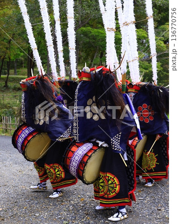 神楽の国のお祭りで、神楽をとる 神楽の国のお祭りで、神楽をとる 136770756