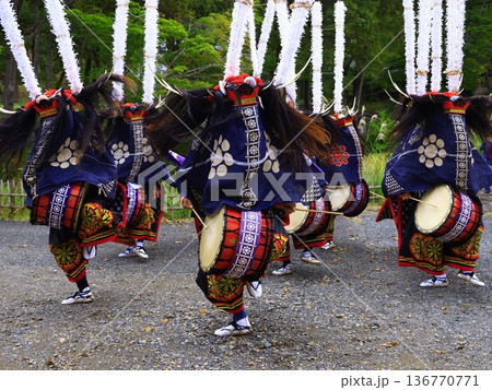 神楽の国のお祭りで、神楽をとる 136770771