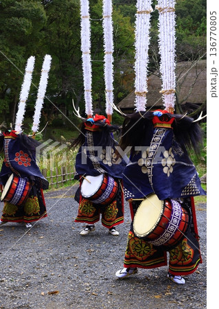 神楽の国のお祭りで、神楽をとる 神楽の国のお祭りで、神楽をとる 136770805