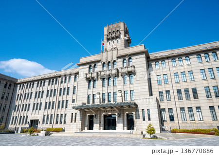 晴れの日の京都市役所 136770886