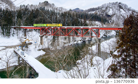 大雪で不通だった区間が開通され鉄橋を渡る内陸線　2026年2月17日　秋田県 136770936