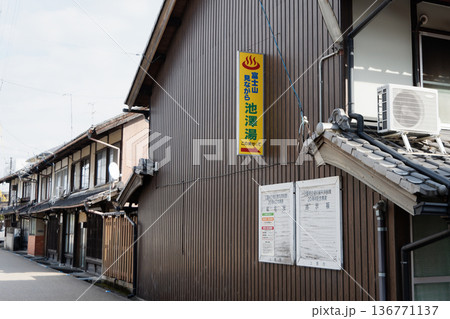三重県伊賀上野の古い街並み 136771137