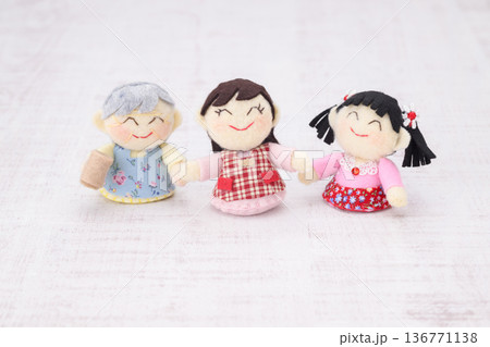 女性3世代家族の人形 136771138