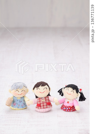 女性3世代家族の人形 女性3世代家族の人形 136771139