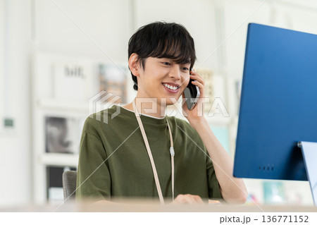 オフィスで電話する若い男性のエンジニア 136771152