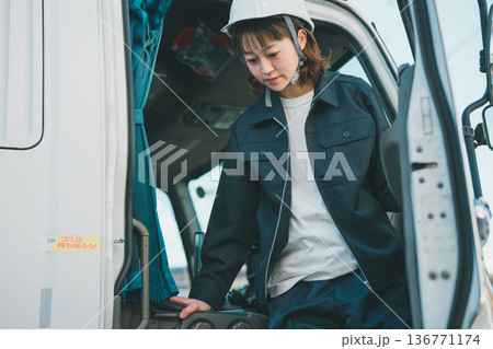 truck driver 136771174