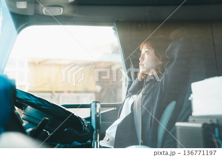 トラック荷待ち トラック荷待ち 136771197