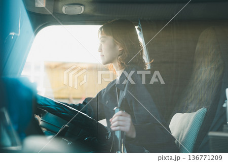 女性トラックドライバー 136771209
