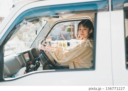 軽バンと主婦 136771227