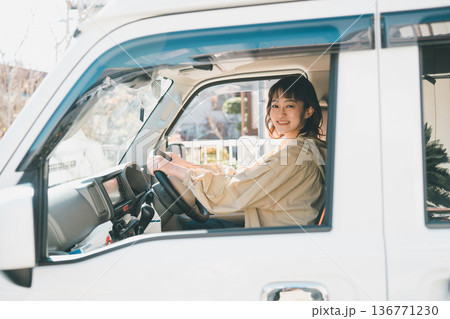 軽バンと主婦 136771230