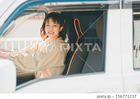 軽バンを運転する主婦 136771237