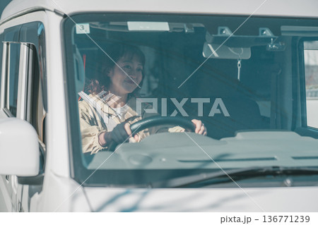 軽バンを運転する主婦 136771239