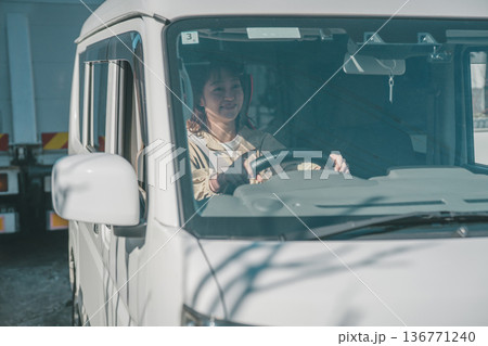 軽バンを運転する主婦 軽バンを運転する主婦 136771240