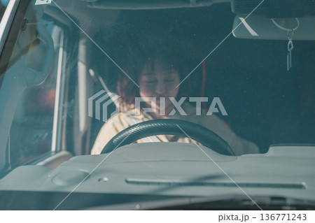 車で眠る女性 136771243