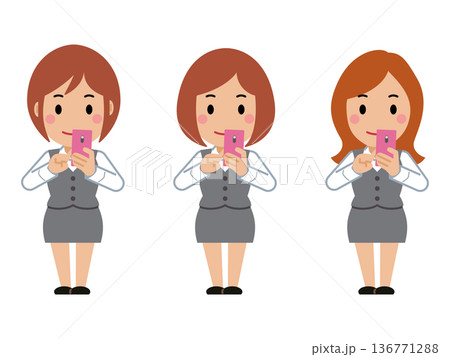 スマホを操作するグレー事務服の若い女性 136771288