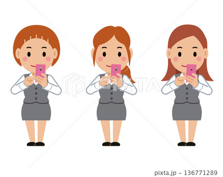 スマホを操作するグレー事務服の若い女性。その2 136771289