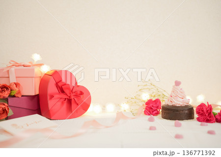 感謝の気持ちを表すギフトボックスとフォンダンショコラ 136771392