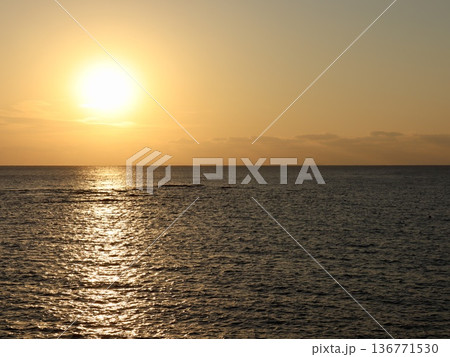 沖縄北谷町の静かで穏やかな海と夕日 左寄せ構図|癒し・リラックス背景、観光・Web・広告背景素材 沖縄北谷町の静かで穏やかな海と夕日 左寄せ構図|癒し・リラックス背景、観光・Web・広告背景素材 136771530